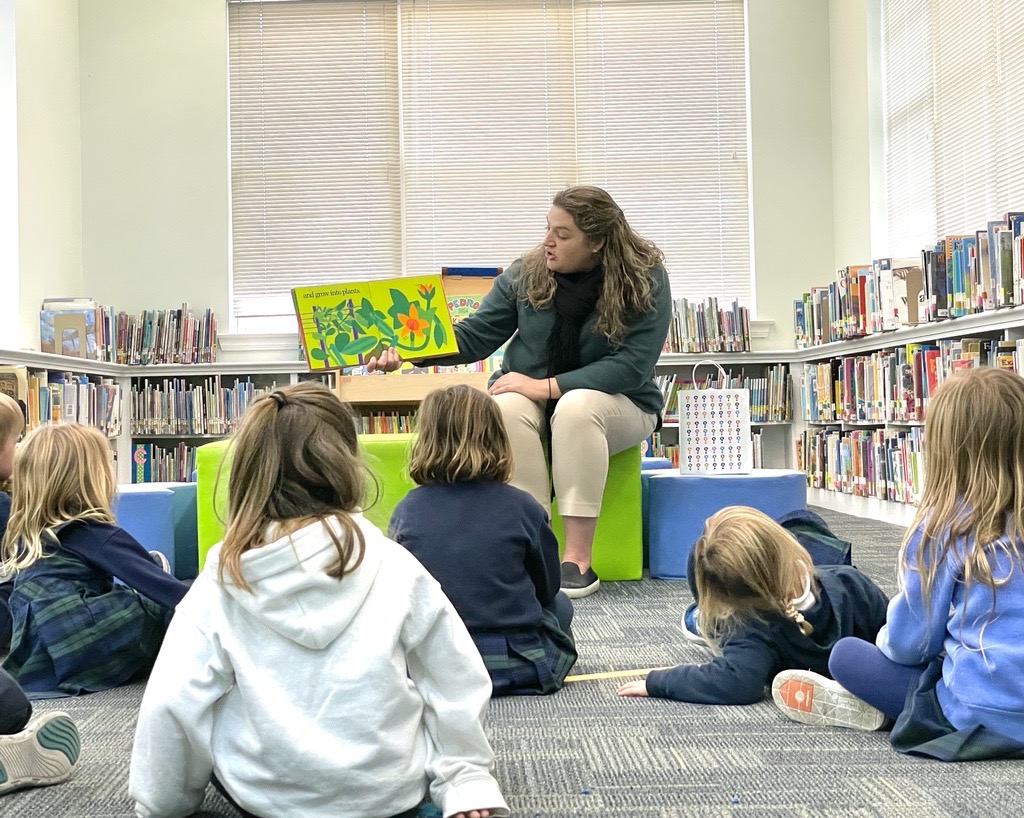 Sara Gomez reading to Lower School students